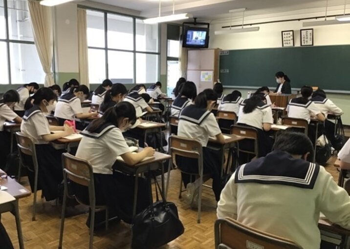 木村先生のお話をしっかりメモに取る生徒