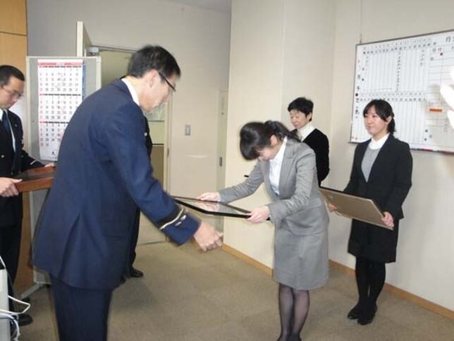 表彰を受ける本校教員（博多消防署において）