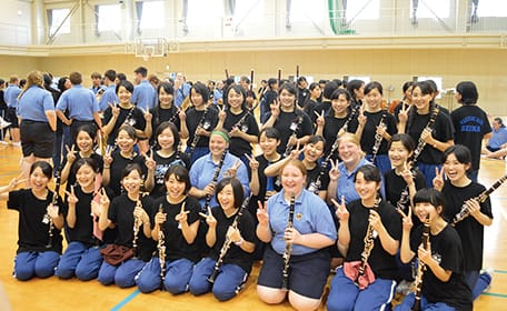 アメリカ・ミシガン州選抜の高校生バンドと
                              本校体育館で共演（平成28年6月）