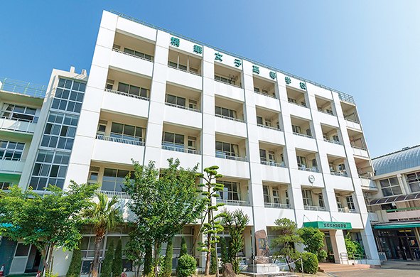 南正門から見た本館
