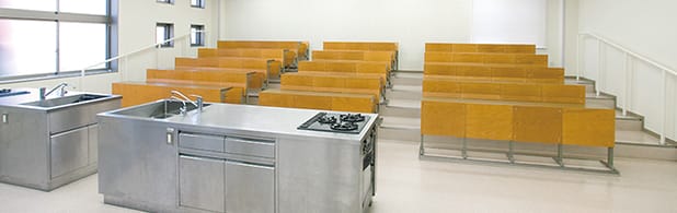 食物調理実習室（１階）／階段式机設置